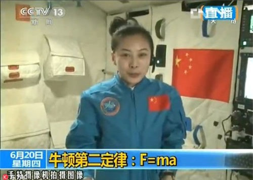 Dạy học: Nhà du hành vũ trụ Trung Quốc Wang Yaping đang dạy học qua một video phát trực tiếp từ phòng thí nghiệm không gian Thiên Cung-I (Tiangong-I) vào ngày 20/6/2013.