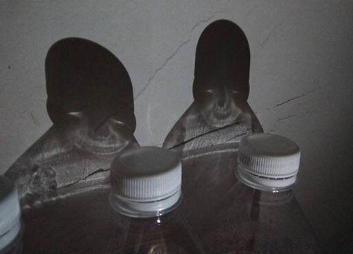 ##s###Bóng chai nước in lên bức tường trông như những gương mặt ma quái. 