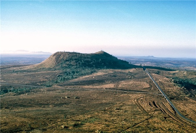 Núi Hàm Rồng hay núi Hòn Rồng thuộc địa phận thành phố Pleiku, tỉnh Gia Lai. Đây là một miệng núi lửa có độ cao 1.028 m, diện tích 0,7 km2, sườn dốc 20-30o, dưới chân núi rộng 14 km2