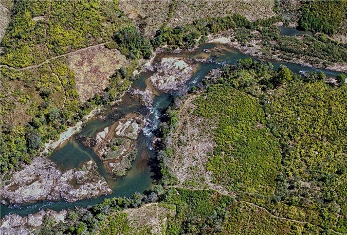 Con suối chảy qua núi đá gần Đăk Tô.