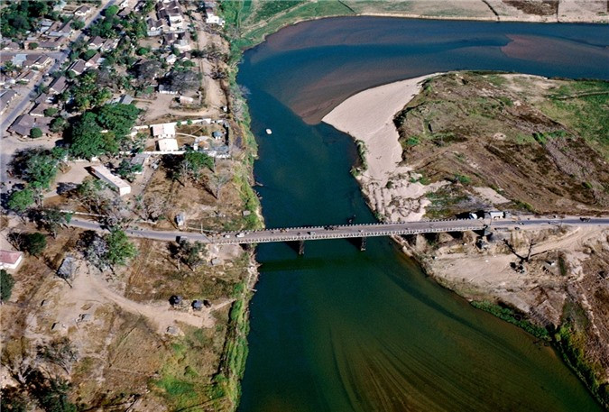 Cây cầu Đắk Bla dẫn vào thị xã Kon Tum, nay là thành phố Kon Tum.