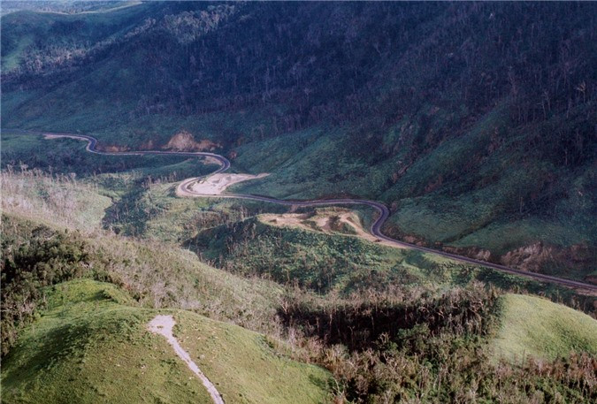 Con đường ngoằn ngoèo vắt qua đèo Mang Yang hùng vĩ và hiểm trở. Đèo Mang Yang hay đèo Măng Yang là đèo trên quốc lộ 19 ở vùng giáp ranh huyện Mang Yang và huyện Đăk Pơ, tỉnh Gia Lai.