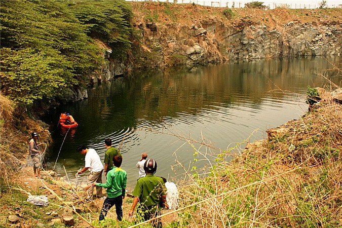 7. “Xoáy nước nuốt người” tại Sài Gòn: Người dân quanh khu vực hồ Đá quân Thủ Đức thường rỉ tai nhau về một xoáy nước vô hình nhưng có sức mạnh huyền bí hút người dương gian lao xuống hồ rồi bỏ mạng dưới dòng nước sâu. Mặt hồ Đá xanh trong, yên ả, lúc nào cũng mát rượi, nhưng chỉ cần sơ sảy một chút là có thể trượt chân rơi xuống hồ, dưới hồ lại co nhiều đá ngầm nhọn hoắt, khiến người bị nạn dễ bị va đập vào đá, hoặc bị hoảng loạn, chuột rút mà chết.