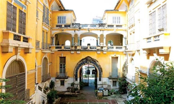 9. Biệt thự nhà họ Hứa: Ngày nay, tuy đã trở thành Viện Bảo tàng Mỹ thuật thành phố Hồ Chí Minh, nhưng căn biệt thự cũ của ông chủ Hứa Bổn Hỏa vẫn còn mang nhiều giai thoại đáng sợ. Câu chuyện bí ẩn nhất là cái chết của cô con gái duy nhất của gia đình tên Hứa Tiểu Lan. Sau khi cô chết, người ta hay nghe thấy tiếng con gái kêu khóc thảm thiết phát ra từ ngôi nhà trong những đêm khuya thanh vắng. Cho đến nay, vẫn có nhiều câu chuyện được thêu dệt lên xung quanh ngôi biệt thự này. Mặc dù những sự việc kỳ lạ xảy ra trong các địa điểm trên được lưu truyền rộng rãi, nhưng vẫn chưa ai có thể khẳng định được nguyên nhân thật sự là do đâu.