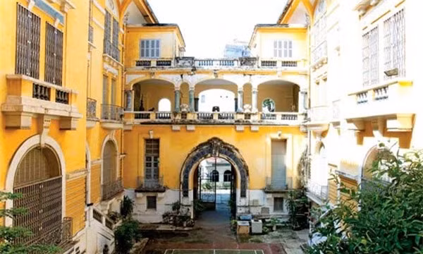 9. Biệt thự nhà họ Hứa: Ngày nay, tuy đã trở thành Viện Bảo tàng Mỹ thuật thành phố Hồ Chí Minh, nhưng căn biệt thự cũ của ông chủ Hứa Bổn Hỏa vẫn còn mang nhiều giai thoại đáng sợ. Câu chuyện bí ẩn nhất là cái chết của cô con gái duy nhất của gia đình tên Hứa Tiểu Lan. Sau khi cô chết, người ta hay nghe thấy tiếng con gái kêu khóc thảm thiết phát ra từ ngôi nhà trong những đêm khuya thanh vắng. Cho đến nay, vẫn có nhiều câu chuyện được thêu dệt lên xung quanh ngôi biệt thự này. Mặc dù những sự việc kỳ lạ xảy ra trong các địa điểm trên được lưu truyền rộng rãi, nhưng vẫn chưa ai có thể khẳng định được nguyên nhân thật sự là do đâu.