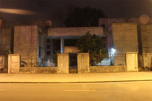 5. Nhà 300 Kim Mã – Hà Nội: Vốn là trụ sở của Đại sứ quán Bulgaria, nhưng ngôi nhà số 300 Kim Mã lại bị bỏ hoang từ những năm 90 của thế kỷ trước, có nhiều đêm, người xung quanh còn khẳng định nghe thấy tiếng di chuyển, động cựa trong căn nhà tối om vốn không có dấu vết con người này. Cho đến giờ, nhà số 300 Kim Mã vẫn bỏ trống và là câu hỏi không lời đáp đối với nhiều người.