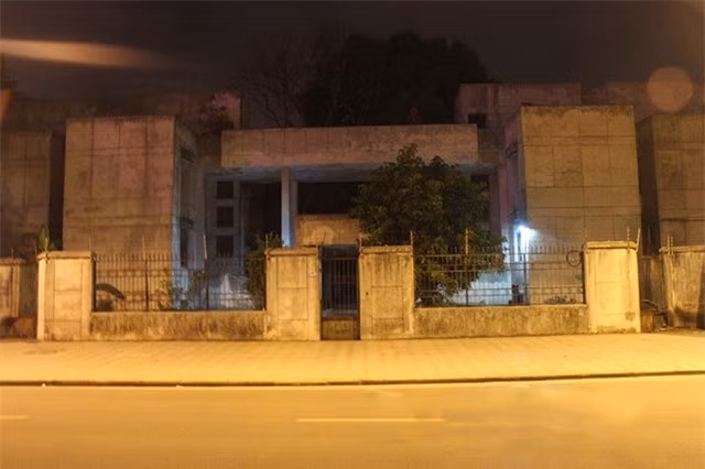 5. Nhà 300 Kim Mã – Hà Nội: Vốn là trụ sở của Đại sứ quán Bulgaria, nhưng ngôi nhà số 300 Kim Mã lại bị bỏ hoang từ những năm 90 của thế kỷ trước, có nhiều đêm, người xung quanh còn khẳng định nghe thấy tiếng di chuyển, động cựa trong căn nhà tối om vốn không có dấu vết con người này. Cho đến giờ, nhà số 300 Kim Mã vẫn bỏ trống và là câu hỏi không lời đáp đối với nhiều người.