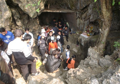 8. Bể xương chùa Thầy: Chùa Thầy là một danh thắng nổi tiếng ở đất thủ đô, chùa nằm trên núi Sài Sơn, một ngọn núi nhỏ nhưng có địa thế rất đẹp. Trong lòng núi có hai di tích cổ mà bất kỳ ai nghe thấy cũng phải nổi da gà, đó là “Suối xương” và “Bể xương”. Những bộ hài cốt hầu như còn nguyên vẹn ánh lên trắng hếu mỗi khi có một khách tham quan nào đó táo tợn soi đèn vào. Người ta cho rằng, chủ nhân các bộ xương này có thể là quân Lữ Gia, người Việt, sống dưới thời Hán Vũ Đế, tuy nhiên, đây vẫn là bí ẩn chưa có lời giải đáp chính xác.