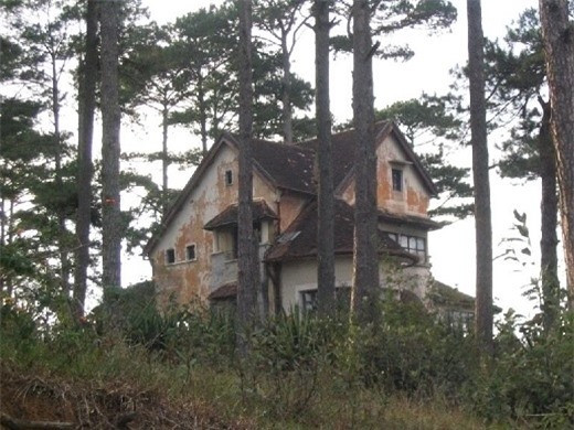 6. Biệt thự ma Đà Lạt: Thành phố du lịch Đà Lạt nổi tiếng với những công trình mang kiến trúc Pháp cổ điển, thanh nhã, nhưng có một tòa biệt thự lại ẩn giấu trong mình những chuyện bí ẩn khiến bao người tò mò, đó là ngôi nhà có tên “Dã Quỳ”. Mang tên loài hoa đẹp nhất nhì Đà Lạt, nhưng biệt thự lại liên quan đến những cái chết thương tâm và bí ẩn mà không ai có thể giải thích nổi. Tòa biệt thự hiện nay bị bỏ hoang và không được bất kỳ ai chăm sóc, trở nên hoang phế, tiêu điều.