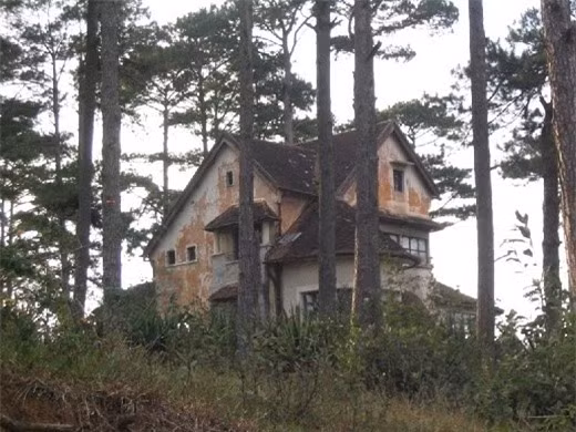 6. Biệt thự ma Đà Lạt: Thành phố du lịch Đà Lạt nổi tiếng với những công trình mang kiến trúc Pháp cổ điển, thanh nhã, nhưng có một tòa biệt thự lại ẩn giấu trong mình những chuyện bí ẩn khiến bao người tò mò, đó là ngôi nhà có tên “Dã Quỳ”. Mang tên loài hoa đẹp nhất nhì Đà Lạt, nhưng biệt thự lại liên quan đến những cái chết thương tâm và bí ẩn mà không ai có thể giải thích nổi. Tòa biệt thự hiện nay bị bỏ hoang và không được bất kỳ ai chăm sóc, trở nên hoang phế, tiêu điều.