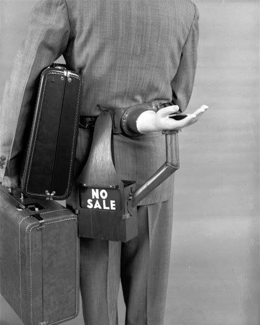 ##sc### Máy yêu cầu tiền boa tự động: Nhà phát minh Russell E. Oakes đã công bố sản phẩm "máy yêu cầu tiền boa tự động" với một chiếc tay giả và một thùng tiền được gắn quanh thắt lưng của người phục vụ. 