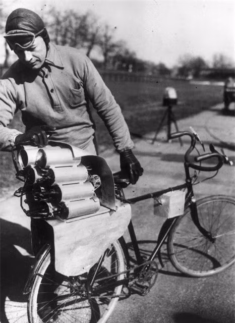  Xe đạp tên lửa: Một kỹ sư người Đức đã chuẩn bị 12 chiếc tên lửa gắn đằng sau xe đạp của mình. Khoảnh khắc diễn ra sau đó là chiếc xe đạp đã nổ tung nhưng may mắn phát minh kỳ dị này không làm người kỹ sư bị thương nghiêm trọng. 