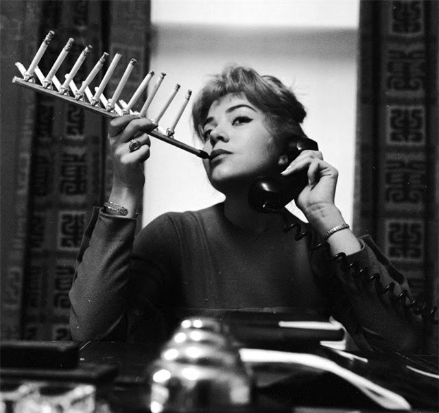 ##sc### Ống hút thuốc lá chuỗi: Người mẫu Frances Richards đang hút một chuỗi những điếu thuốc lá được gắn trên một chiếc ống đặc biệt. 