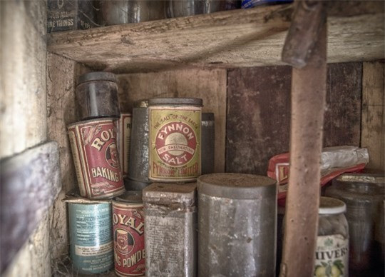 ##sc### Ba người chỉ sử dụng hai căn phòng. Họ rời đi vào năm 2015, để lại hàng loạt vật dụng, trong đó có cả những loại đồ hộp có thể từ những năm đầu của thế kỷ 20. (Nguồn: metro.co.uk) 