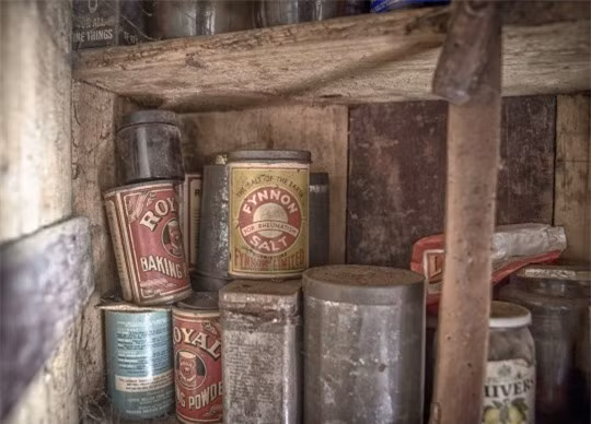  Ba người chỉ sử dụng hai căn phòng. Họ rời đi vào năm 2015, để lại hàng loạt vật dụng, trong đó có cả những loại đồ hộp có thể từ những năm đầu của thế kỷ 20. (Nguồn: metro.co.uk) 