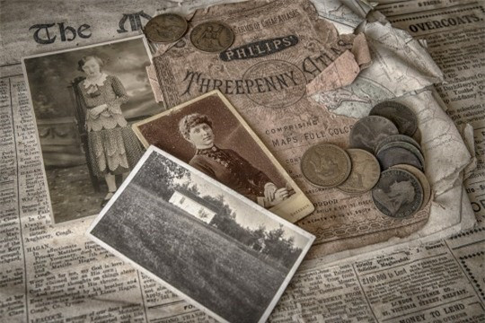 ##sc### Cô tìm thấy những đồng xu, ảnh gia đình đen trắng, những tờ báo cũ, trong đó có trang báo đăng về vụ đắm tàu Titanic từ năm 1914. (Nguồn: metro.co.uk) 