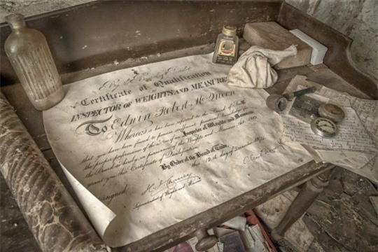 ##sc### Nhiếp ảnh gia Rebecca, sở hữu trang Abandoned NI, đã tìm thấy vô số điều kỳ diệu trong căn nhà, như một tờ giấy mời có thể đã có từ những năm 1811. (Nguồn: metro.co.uk) 