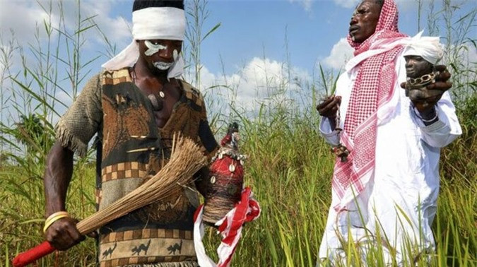 Thành viên bộ lạc Bondo nhảy trong một buổi lễ.