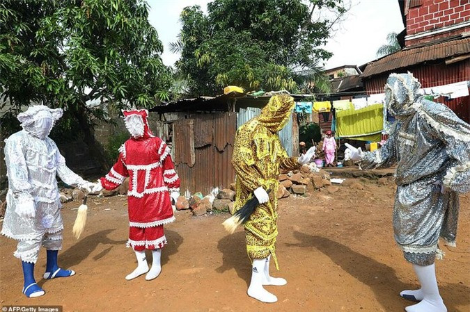 Các thành viên bộ lạc Kofi Jalloy miêu tả bốn con quỷ trong một buổi biểu diễn ở Freetown, thủ đô của Sierra Leone. (Những “con quỷ” được miêu tả từ trái sang phải là: Baykey, Faerie, Gargoda và Labalaba).