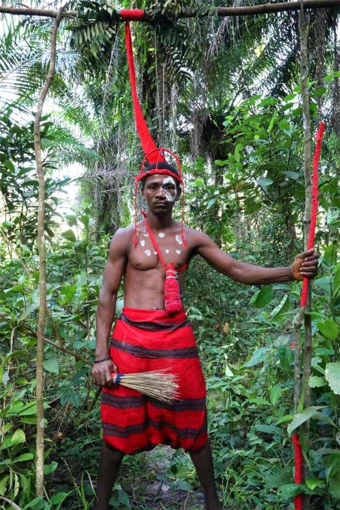 Soko Bana Poro, hay Poro là “xã hội” lớn nhất và có ảnh hưởng nhất, được cho là được thành lập bởi những người di cư đến khu vực này sớm nhất là vào 1000 năm sau Công nguyên. Poro có các chi nhánh ở Sierra Leone, Liberia, Guinea và Bờ Biển Ngà, cũng như xã hội nữ quyền Sande. Những người lớn tuổi trong những bộ lạc này thực hiện những nghi lễ nhằm giao tiếp với thế giới linh hồn, loại bỏ những lời nguyền cũng như tỏ lòng tôn kính với các vị thần của riêng họ.