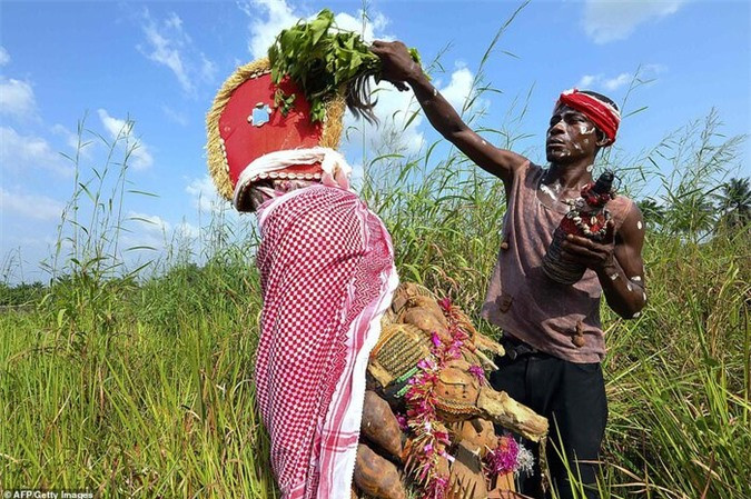 Thầy lang lâu năm Yamba Fojusule đang làm lễ trước một con quỷ đeo mặt nạ tên là “Machar”. Họ cũng thực hiện những nghi thức đau đớn về thể xác như tự đâm vào bụng hay cắt miệng, như một cách thể hiện niềm tin được bảo vệ và chữa lành bởi các vị thần.