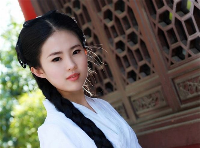 3. Tiểu Long Nữ (Thần điêu hiệp lữ): Nhắc tới mỹ nhân tiểu thuyết, tất nhiên không thể không nhắc đến Tiểu Long Nữ. Năm 18 tuổi, Tiểu Long Nữ đã là một thiếu nữ quốc sắc thiên hương, chỉ cần nhìn qua là mê là đắm nhưng vì chưa bao giờ ra ngoài nên nàng giống như Tiên nữ chưa vướng bụi trần, ‘trong sáng như gương, dịu dàng như ngọc’. Tiểu Long Nữ là một cô gái trong sáng từ thân xác đến tâm hồn; đối với cô hoàn toàn không có biên giới giữa sự việc nên làm và không nên làm, nên tránh và không nên tránh. Cô thương yêu Dương Quá - đồ đệ kém mình bốn tuổi và trọn đời chỉ có mối tình ấy, không có một mối tình, một hình bóng nào khác. 