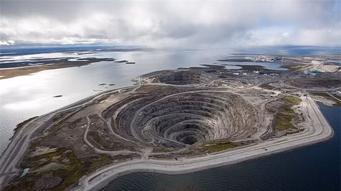 11. Mỏ kim cương Diavik: Toàn bộ hòn đảo về cơ bản chỉ là một mỏ kim cương lớn. Mỏ Diavik nằm ở phía bắc Canada, bắt đầu mở cửa vào khoảng 15 năm trước. Kể từ đó đến nay, mỏ này đã sản xuất hơn 100 triệu carat, tương đương với khoảng 20 tấn kim cương. 