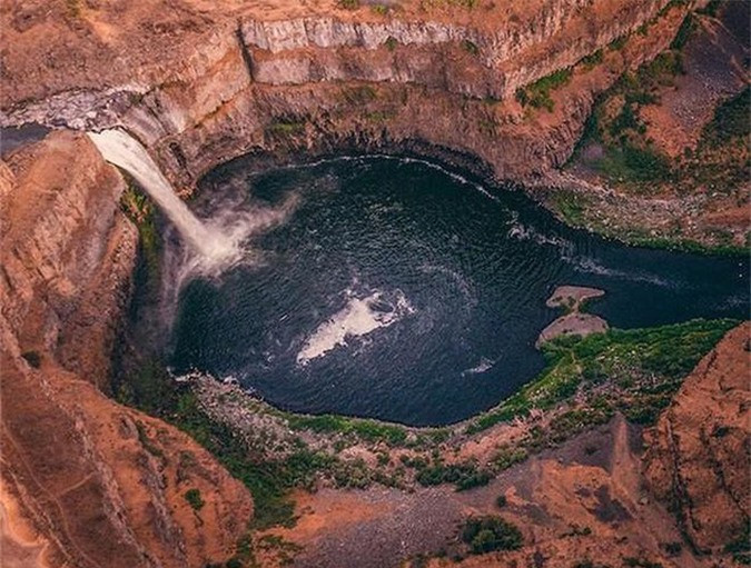 3. Nằm tại thị trấn Mammoth Lakes, hồ móng ngựa Horseshoe có vẻ đẹp tưởng như bình lặng nhưng thực chất là một trong những hồ tử thần rùng rợn nhất thế giới. 