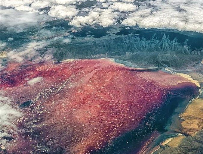 4. Nằm ở phía bắc Tanzania, gần với biên giới Kenya, hồ Natron là một trong những hồ nước nổi tiếng có vẻ đẹp vô cùng huyền bí và kỳ ảo với màu đỏ tươi. 