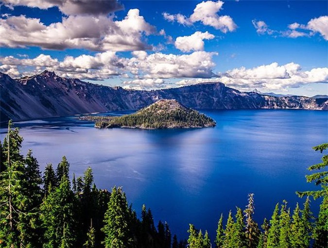 Trong điều kiện bình thường sẽ ít khi xảy ra các trường hợp nguy hiểm. Tuy nhiên, khi có một thảm họa tự nhiên nào đó có khả năng gây ra địa chấn như động đất hoặc núi lửa phun trào thì hồ Nyos sẽ nổ tung và gây nguy hiểm cho môi trường xung quanh. 