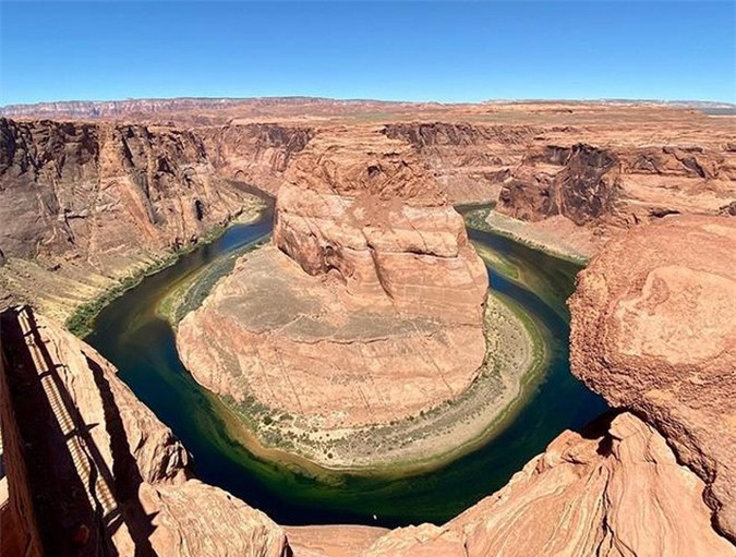 Theo ghi nhận của chính quyền địa phương, năm 2006 đã có 3 người thiệt mạng vì khí CO2 khi trú tại hang động gần hồ. 