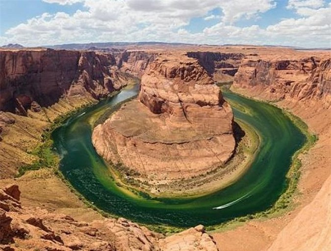 Nguyên nhân là do lượng carbon dioxide tại đây cao đến 95 lần so với bình thường khiến sinh vật khó lòng tồn tại. 
