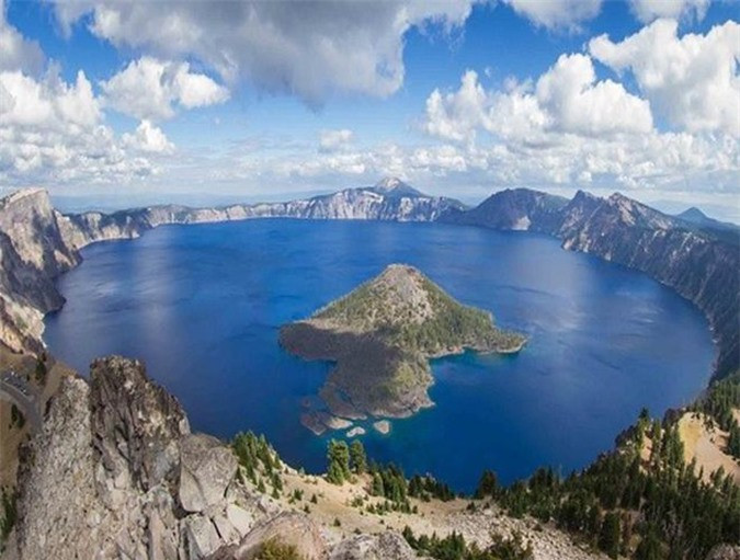 1. Hồ Nyos: Là một hồ miệng núi lửa nằm ở phía Tây Bắc Cameroon, cách thủ đô Yaoundé khoảng 315 km (196 dặm), bên cạnh phong cảnh vô cùng nên thơ, trữ tình, hồ Nyos còn được biết đến với hồ nước có lượng khí độc nhiều nhất thế giới. 