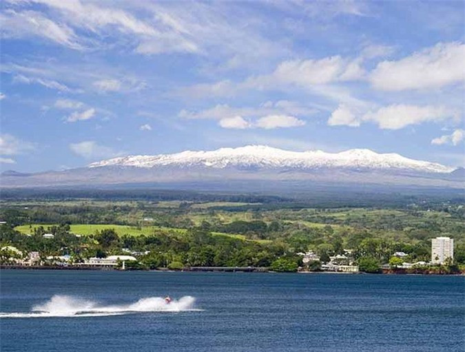 Năm 1986, do một vụ sạt lở, hồ Nyos phát nổ. Vụ nổ mạnh tới mức nó tạo ra một vụ sóng thần cao 25 mét làm ngập lụt hết các vùng xung quanh, gây thiệt hại rất lớn cho những người ở gần nó. 