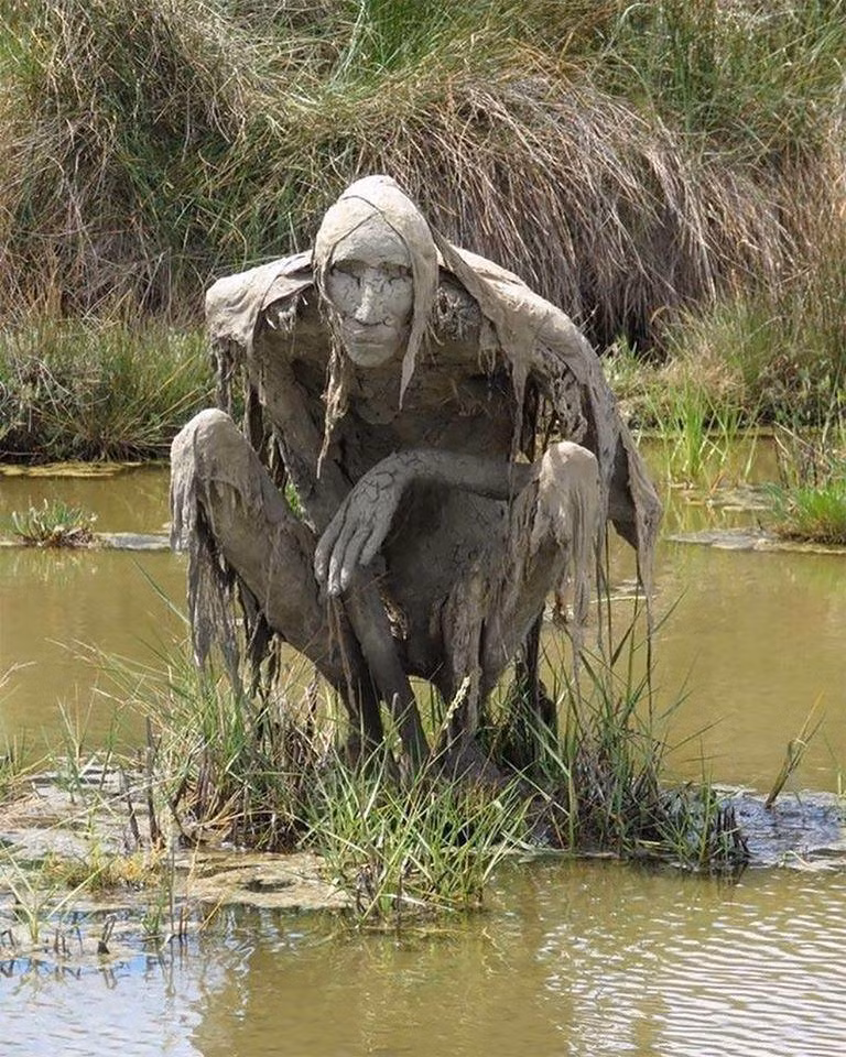 Lúc mới đầu chỉ có 2 tác phẩm, sau đó một chiến dịch gây quỹ cộng đồng đã tiến hành và thực hiện tổng số 8 tác phẩm trong khu bảo tồn.