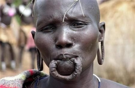 2. "Tộc lười": Sống trong một khu rừng nguyên thủy tại Malaysia, bộ tộc này trở nên đặc biệt vì chỉ sống nhờ vào trợ cấp hằng tháng của chính phủ. Nếu không có trợ cấp thì họ sẽ chịu chết đói. Mặc dù có một thôn trang nhưng không ai chịu canh tác cũng như săn bắt. 