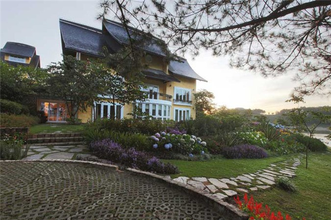 Làng Bình An Đà Lạt - vẻ đẹp bình yên như tên gọi: Nằm ở ngoại ô Đà Lạt, làng Bình An nép mình yên ả bên một góc hồ Tuyền Lâm với cảnh quang thiên nhiên tuyệt đẹp cùng khung cảnh yên bình của những khu biệt thự. Đặt chân đến Đà Lạt, vào khoảnh khắc giao mùa xinh đẹp và đầy trữ tình, sẽ thật tuyệt vời nếu du khách du lịch và dừng chân ở những ngôi làng đẹp như cổ tích cạnh Đà Lạt. Làng Bình An là một khu resort nghỉ dưỡng xinh xắn nằm ngay số 6, lô 162, hồ Tuyền Lâm, được xây dựng trên tổng thể kiến trúc phong cách Pháp kết hợp tinh tế với tinh hoa kiến trúc chắt lọc từ văn hóa địa phương.