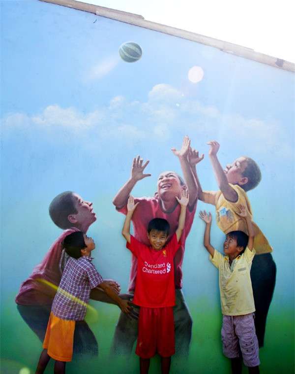 Làng bích họa (Tam Thanh, Quảng Nam): Ngày 28/6, UBND Quảng Nam phối hợp với Đại sứ quán Hàn Quốc tại Việt Nam và một số tổ chức phi chính phủ khánh thành Dự án giao lưu mỹ thuật cộng đồng Hàn - Việt tại xã Tam Thanh (TP Tam Kỳ). Dự án hoàn thành sau hơn 20 ngày khởi động, do hàng chục tình nguyện viên Hàn Quốc thực hiện. Lấy hình mẫu từ những làng bích họa nổi tiếng tại Hàn Quốc, dự án được kỳ vọng sau khi hoàn thành sẽ giúp người dân thúc đẩy phát triển du lịch, nâng cao ý thức bảo vệ môi trường... Hơn 100 ngôi nhà ở thôn Trung Thanh (xã Tam Thanh) được chọn để vẽ. Đám trẻ làng chài thích thú xem họa sĩ xinh đẹp 25 tuổi Oh Ye Seul vẽ tranh trên tường nhà. Oh Ye Seul vốn là họa sĩ tự do tại Hàn Quốc, từng tham gia vào những dự án làng bích họa bằng việc vẽ tranh tường, hay thực hiện các video. Sau khi nghe về Dự án mỹ thuật cộng đồng Hàn - Việt, cô đăng ký ngay để có cơ hội đến Việt Nam. 