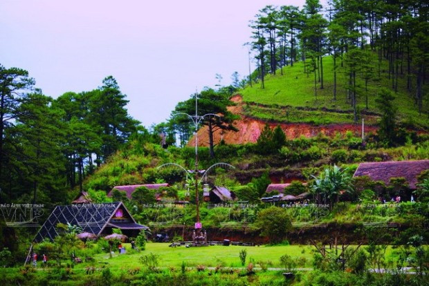 Làng Cù Lần gắn liền với sự tích về một chàng trai ở đồng bằng có ước muốn lớn lên sẽ xây dựng một “xứ sở mơ mộng” đẹp tựa khu vườn địa đàng để dành tặng cho người con gái mà anh yêu thương, ước muốn tưởng chừng khờ khạo ấy đã khiến cho nhiều người gọi chàng trai đó là chàng Cù Lần. 