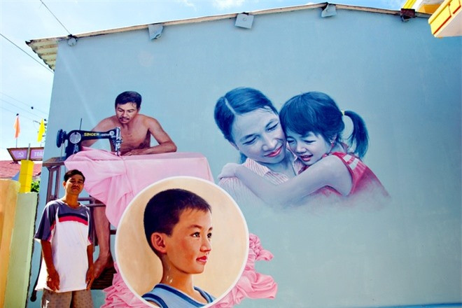 Chủ nhân ngôi nhà xúc động trước bức ảnh vẽ tất cả thành viên trong gia đình bên tường nhà. Người đàn ông làm nghề thợ may cùng vợ và hai con nhỏ được phác họa trong bức tranh. Các tình nguyện viên Hàn Quốc cho hay do thời tiết Việt Nam những ngày này quá nóng nên rất khó khăn trong việc sáng tác. 