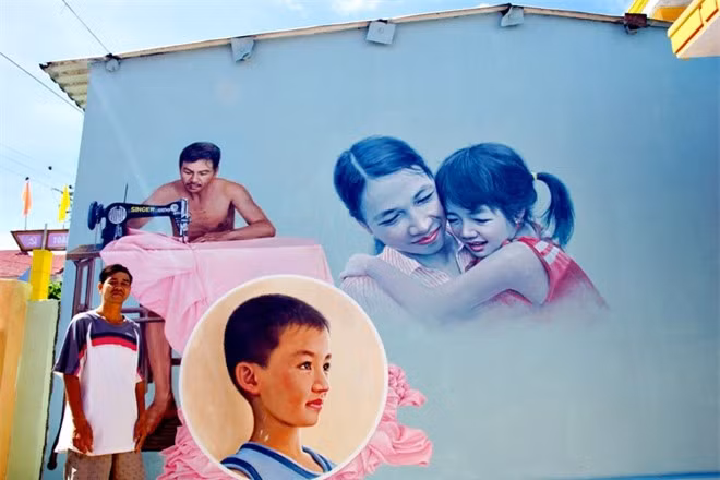 Chủ nhân ngôi nhà xúc động trước bức ảnh vẽ tất cả thành viên trong gia đình bên tường nhà. Người đàn ông làm nghề thợ may cùng vợ và hai con nhỏ được phác họa trong bức tranh. Các tình nguyện viên Hàn Quốc cho hay do thời tiết Việt Nam những ngày này quá nóng nên rất khó khăn trong việc sáng tác. 