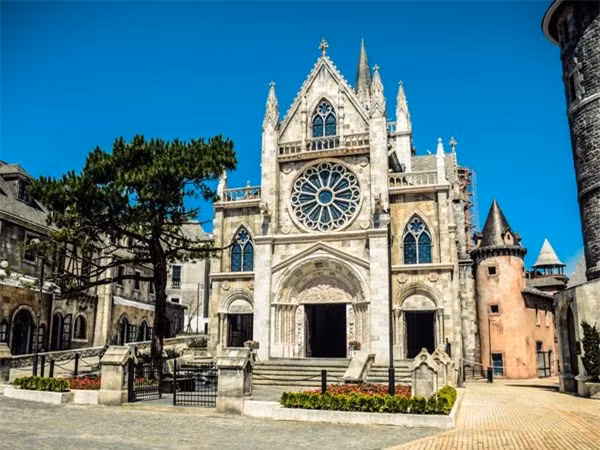 Ngôi Làng Pháp - Bà Nà Hills: Là một thế giới cổ tích với những ngôi nhà mái ngói chóp nhọn nằm san sát kề nhau. Một buổi sáng thức dậy ở đây, bạn sẽ thấy thật sảng khoái, nhẹ nhàng như được bay bổng với thiên nhiên trong lành cùng với hương thơm dịu dàng lan tỏa của những khóm hoa giản dị, mộc mạc.