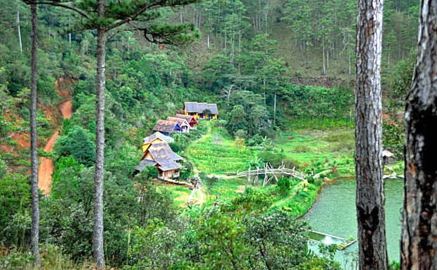 Làng Cù Lần: Cách trung tâm Tp. Đà Lạt khoảng 20 km về hướng đi Suối Vàng, các bạn đi theo bảng chỉ dẫn có hình xương cá nằm ngay trên con đường rợp bóng thông xanh sẽ đến được với ngôi làng đẹp tựa thế giới cổ tích phiên bản đời thực mang tên “Cù Lần” – đây là một khu du lịch khá mới mẽ những đã tạo được sức hấp dẫn trên vùng đất cao nguyên Lâm Đồng. Làng Cù Lần, mang vẻ đẹp không gian nên thơ của vùng núi rừng và kèm theo đó là những trải nghiệm đất chất miền Tây Nguyên sẽ làm cho bạn có một chuyến du lịch đúng nghĩa và có những bức ảnh đẹp như mơ.