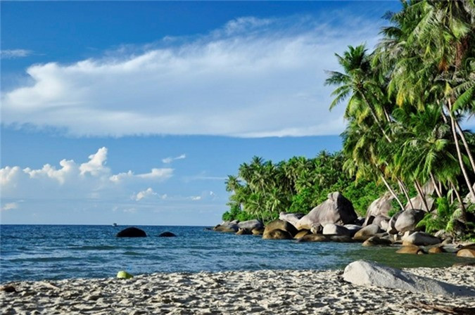 Hòn Rái, huyện Kiên Hải, tỉnh Kiên Giang: Một trong những hòn đảo có cái tên kỳ lạ, “nhạy cảm” nhất Việt Nam chính là Hòn Rái. Hòn đảo này còn được gọi là Hòn Sơn thuộc xã Lại Sơn, huyện Kiên Hải, tỉnh Kiên Giang.