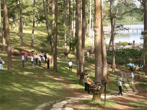 Đồi Thông Hai Mộ, Đà Lạt: Một trong những cái tên địa danh kỳ lạ nhất Đà Lạt chính là Đồi Thông Hai Mộ - một địa danh gắn liền với một câu chuyện buồn nổi tiếng về cuộc tình đau đớn nhất miền Nam trước 1975. Đây là một khu đồi thông thoai thoải với một ngôi mộ đôi nằm ở dưới chân đồi.