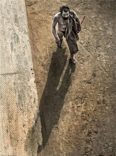 Lời truyền tụng đó càng được khẳng định bởi thói quen sinh sống ở nghĩa trang và các khu hỏa táng, nơi mang đậm không khí chết chóc.