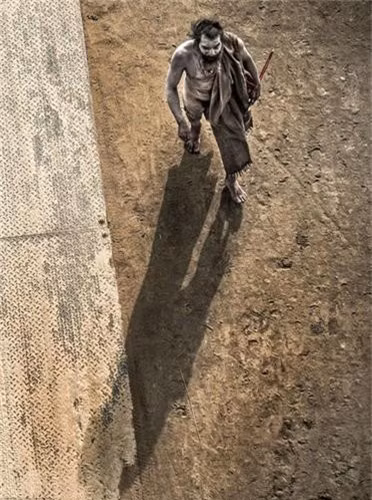 Lời truyền tụng đó càng được khẳng định bởi thói quen sinh sống ở nghĩa trang và các khu hỏa táng, nơi mang đậm không khí chết chóc.