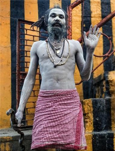 Người Ấn Độ truyền tai nhau, người Aghori nhặt những thi thể đó và dùng trong các nghi lễ khai sáng tinh thần. Họ ăn thịt và xây ban thờ từ những thi thể này.