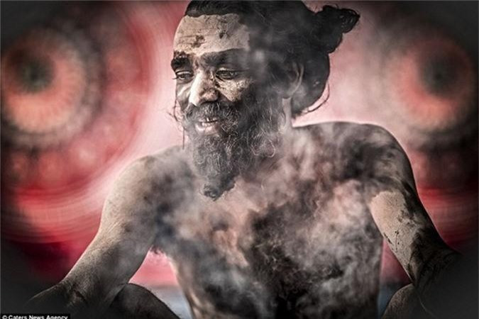 Người Aghori cũng tin rằng bằng việc thực hiện những điều người khác coi là cấm kỵ, họ sẽ đạt được sự khai sáng.