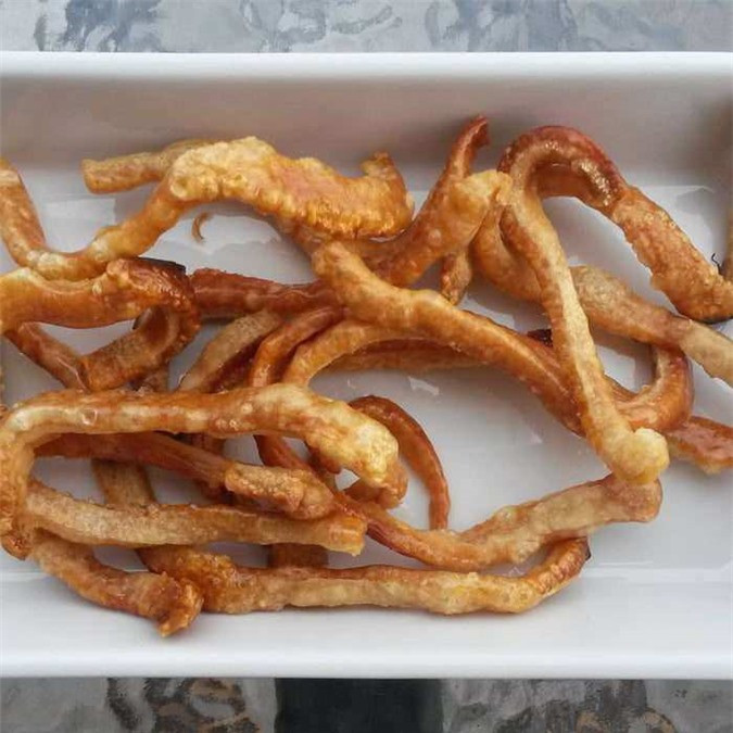 Đan Mạch: Da lợn được đun sôi sau đó nướng với thật nhiều muối cho đến khi cứng lại. 